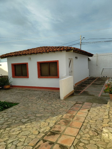 Se Vende Espectacular Casa Semi Amoblada En Urbanización Privilegiada De La Vía Hp De Anaco. (a.p)