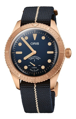 Reloj pulsera Oris Carl brashear con correa de tela color azul/rosa - fondo azul - bisel bronce