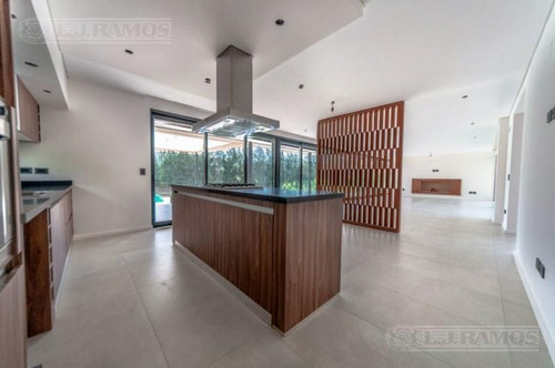Imagen 9 de 27 de Casa A Estrenar Sobre El Lago - Lagos Del Golf