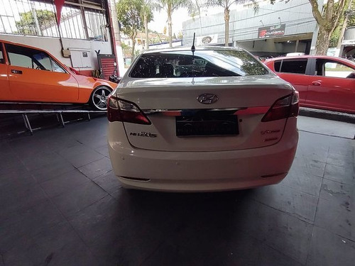 Imagem 4 de 8 de Hyundai Hb20s 1.6 Comfort Plus 16v 2015