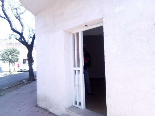 Imagen 3 de 8 de Eliseo Canton 2600 Local 22 Ms2 Con Un Pequeño Deposito Y Baño.