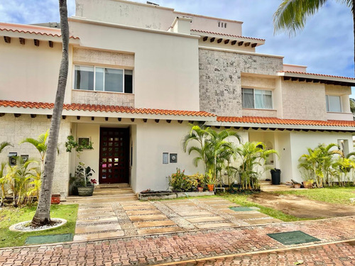 Casa En Renta, 3 Recámaras, Amueblada, Frente Canal, Isla Marina, Isla Dorada, Cancún