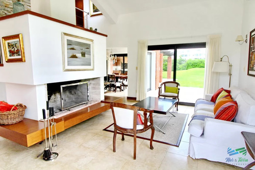 En Alquiler!! Moderna Casa Ubicada A 1 Cuadra Del Mar, Con Vista Parcial Desde El Dormitorio Principal.