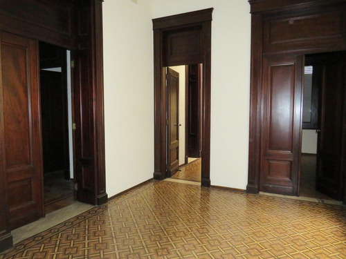 Venta Excelente Casa De 6 Dormitorios Y Dos Edificios Comerciales Centro. Dos Padrones
