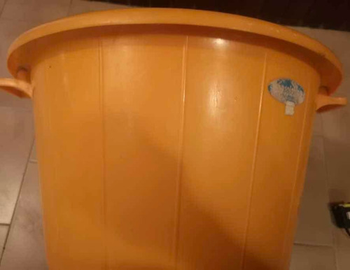 Ponchera Plástica Con Asas Marca Manaplast (Usado)