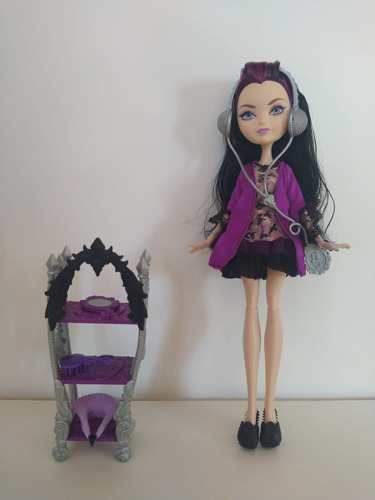 Muñeca Ever After High Raven Queen Getting Fairest Pijama