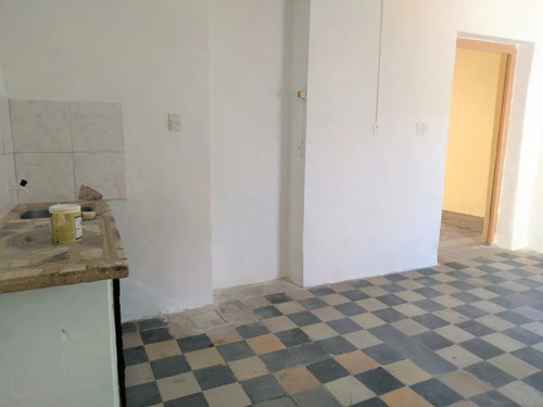 Alquiler Union, Casa 1 Dormitorio, Frente Y Fondo Amplio,