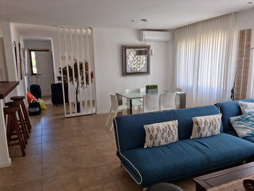 Casa En Venta De 2 Dormitorios C/ Cochera En Pinares