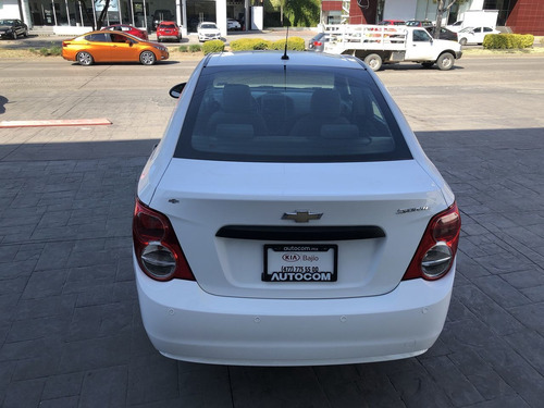 Imagen 10 de 15 de Chevrolet Sonic 4 Puertas