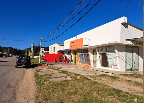 Inmobiliaria Costa Azul,  Vende Propiedad En El Mejor Punto Comercial De La Paloma . Son 2 Casas De Dos Dormitorios Y 3 Locales Comerciales