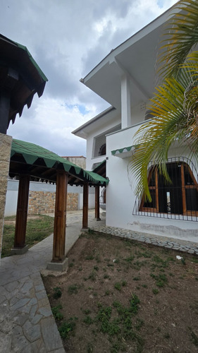 Casa En Venta En Urb El Castaño 04js