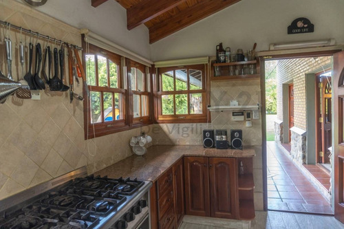 Imagen 26 de 30 de Imponente Casa Quinta Con Amplio Terreno, Pileta, Sauna Y Jacuzzi