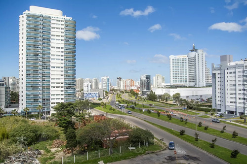 Hermoso Departamento En Venta, Alexander Boulevar. Punta Del Este.