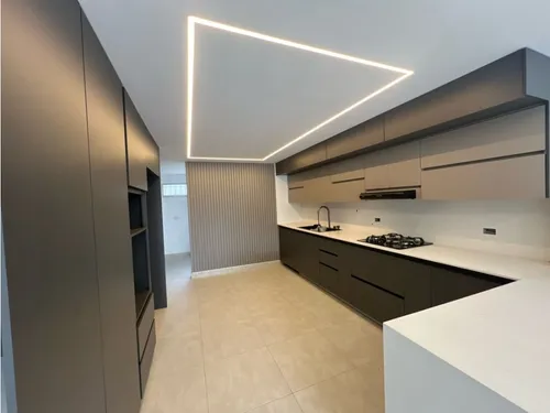 Vendo Casa Remodelada En El Poblado Loma Los Balsos