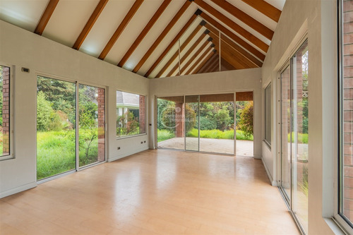 Casa De Arquitectura Clásica En Exclusivo Sector De Ladehesa