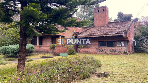 Casa En Una Sola Planta, 3 Dormitorios En Pinares, Punta Del Este.