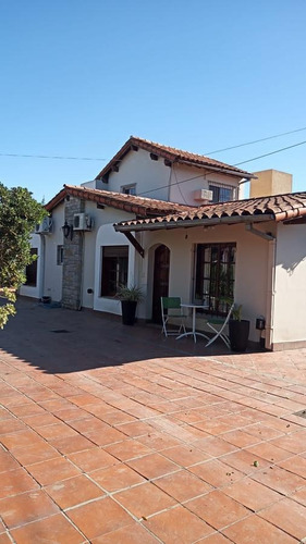 Imagen 3 de 15 de Confortable Casa Quinta En Venta En El Centro De Fco. Álvarez