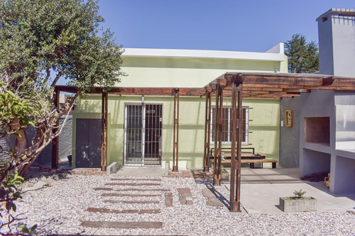 Imagen 2 de 12 de Venta De Espectacular Casa Reciclada En El Corazon De Sayago Con Renta