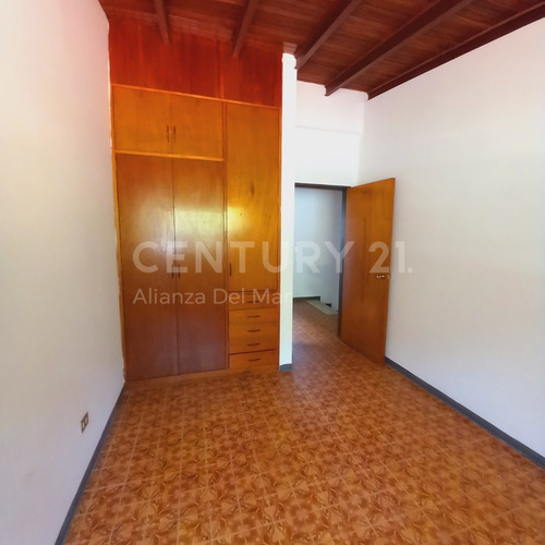 Imagen 20 de 24 de Hermoso Town House En Longa España Con Vista Al Mar, Piscina Privada Y Gran Potencial De Remodelación.
