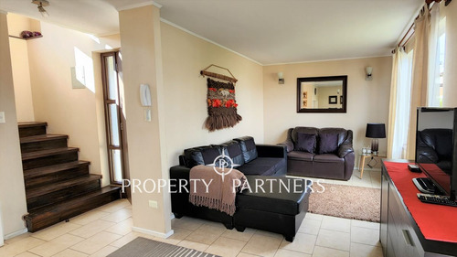 Arriendo Townhouse Peumayen Semi Amoblada