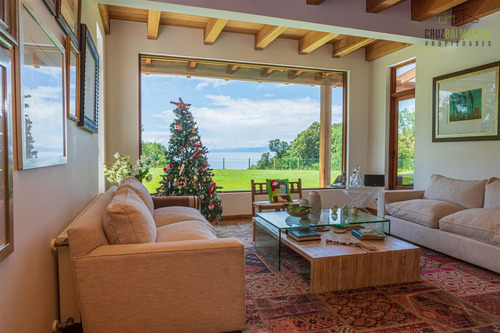 Gran Casa Con Vista Y Acceso A Playa En Condominio Cerrado