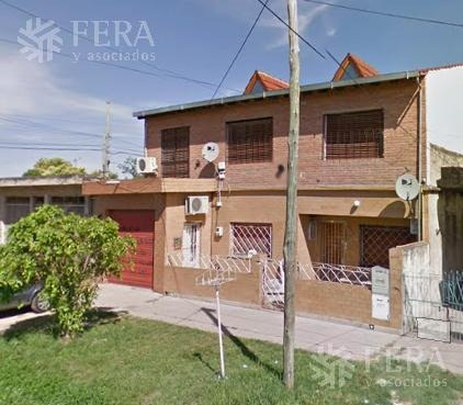 Imagen 1 de 5 de Venta De Casa Para 2 Familias De 7 Ambientes Con Cochera Cubierta Y Patio En S.f.solano (27346)