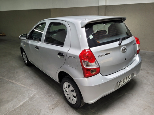 Imagen 10 de 18 de Toyota Etios 2017 1.5 X Famaautos