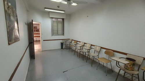 Unico 1er. Piso 8 Amb. Excelente Ubic. S/rivadavia
