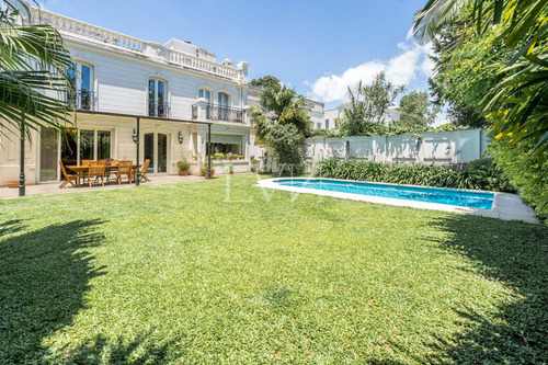 Venta Casa De 8 Ambientes Con Pileta , Jardín Y Parrilla - San Isidro