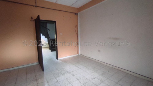 En Alquiler Constituida Por Una Edificación De Tres Niveles, En Su Primera Planta Un Amplio Deposito Ideal Para Establecer Su Empresa 24-2083 Irrr