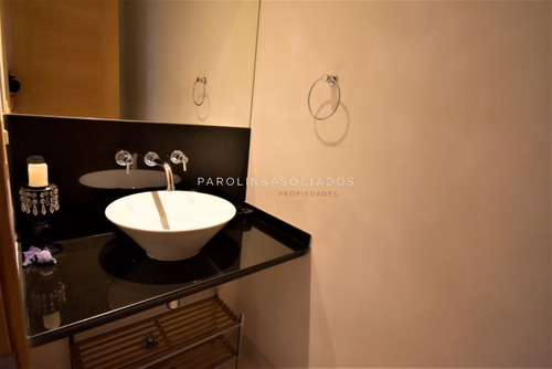 Apartamento En Venta De 2 Dormitorios En Season Tower, Punta Del Este.