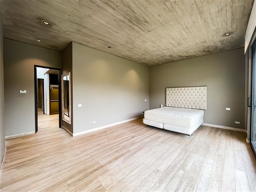 Casa Moderna En Venta De 7 Dorm. En Colina