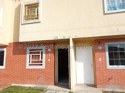 Monicam 23-2281 Cómodo Townhouse Ubicado En Conjunto Privado Con Vigilancia , Espacios Para Diseñar A Su Gusto, Patio Trasero. Con Permisologia Para Realizar Un Tercer Nivel