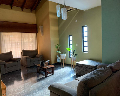 Casa En Venta - 4 Dormitorios 4 Baños - Cochera - 830mts2 - Bella Vista, San Miguel