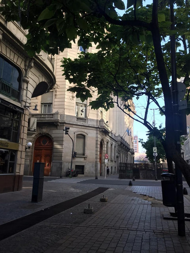 Oficina En Microcentro. Inmejorable Ubicación. Muy Luminosa