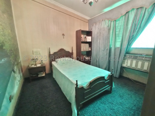 Amplia Y Fresca Casa En Venta Ubicada En Maracay Urb El Centro Db 23-28368