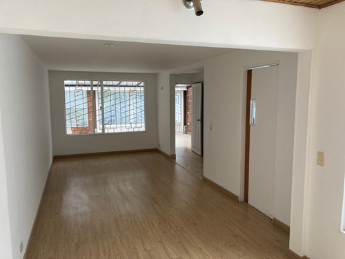 Casa De Dos Niveles Ubicada En Un Buen Sector Residencial