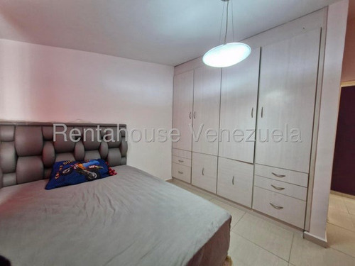 Jip 25-20572. Rentahouse Alquila Encantador Townhouse De 160 Mts2, 4 Hab., 3 Salas De Baños, 2 P/e. Excelente Ubicacion. En Urb. Los Andes, La Victoria.