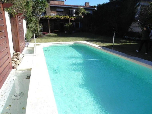 Casa De 3 Dormitorios Y Dependencia De Servicio, Jardin, Piscina, Barbacoa