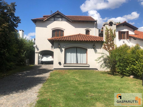 Casa En Venta En Aranjuez Country Club, 5 Ambientes Con Cochera Cubierta!