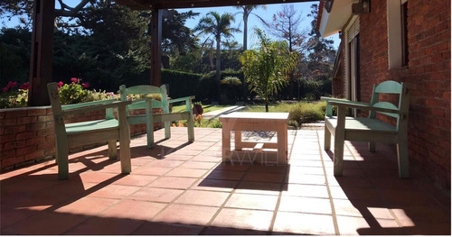 Se Vende Casa En Barrio Pinares 5 Dorm. 3 Ba. A Una Cuadra