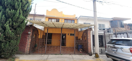 Casa De 3 Pisos Con Baño En Planta Baja Y Espacios Generosos En Villa Santin