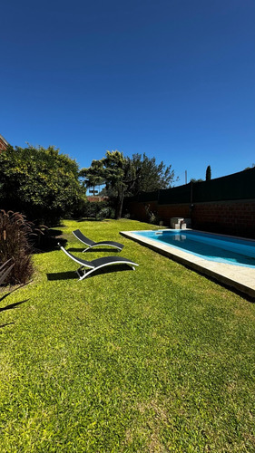 Hermoso Chalet, Excelente Esatdo De Conservación.