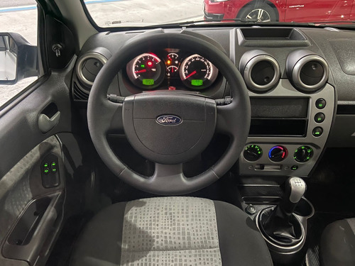Imagem 7 de 11 de Ford - Fiesta Sedan Class 1.6 Completo 2013