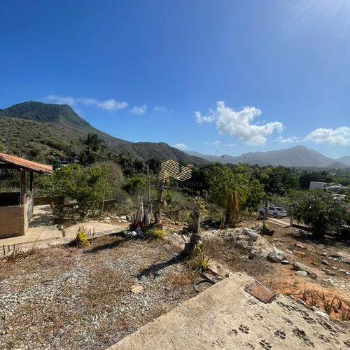 En Venta Casa En El Cardon, Isla De Margarita. Vista Al Mar Y A La Montaña