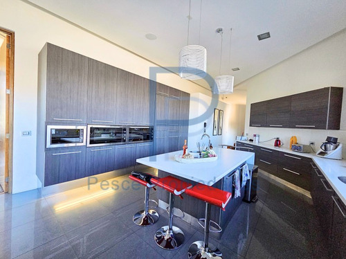 Casa Mediterránea En Prestigioso Y Seguro Condominio