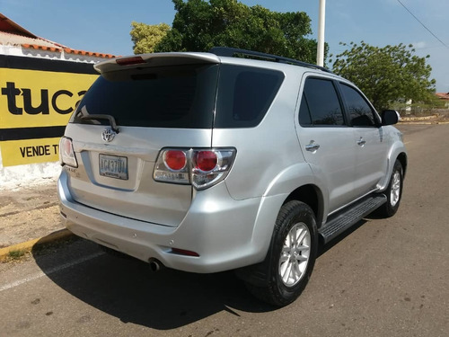 Imagen 6 de 14 de Toyota Fortuner 4x4