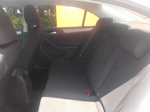 Imagen 6 de 11 de Vw Jetta Trendline 2017 Plata Blanco Garantia