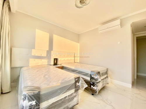 Apartamento De 4 Dormitorios En Venta En Edificio Paramount, Punta Del Este.