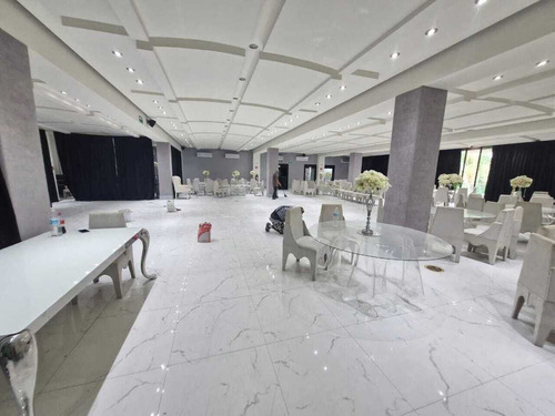 Propiedad Comercial Con Salón De Eventos Funcionando, Ideal Para Inversión